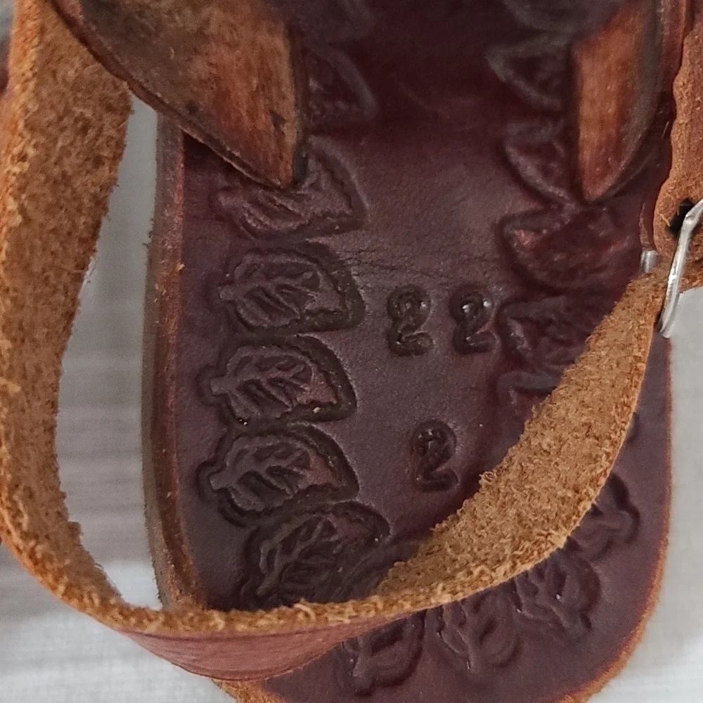 Toddler Girls Hand Tooled Leather Sandals Brown Buckles Floral Accents Sz 2(22)‎